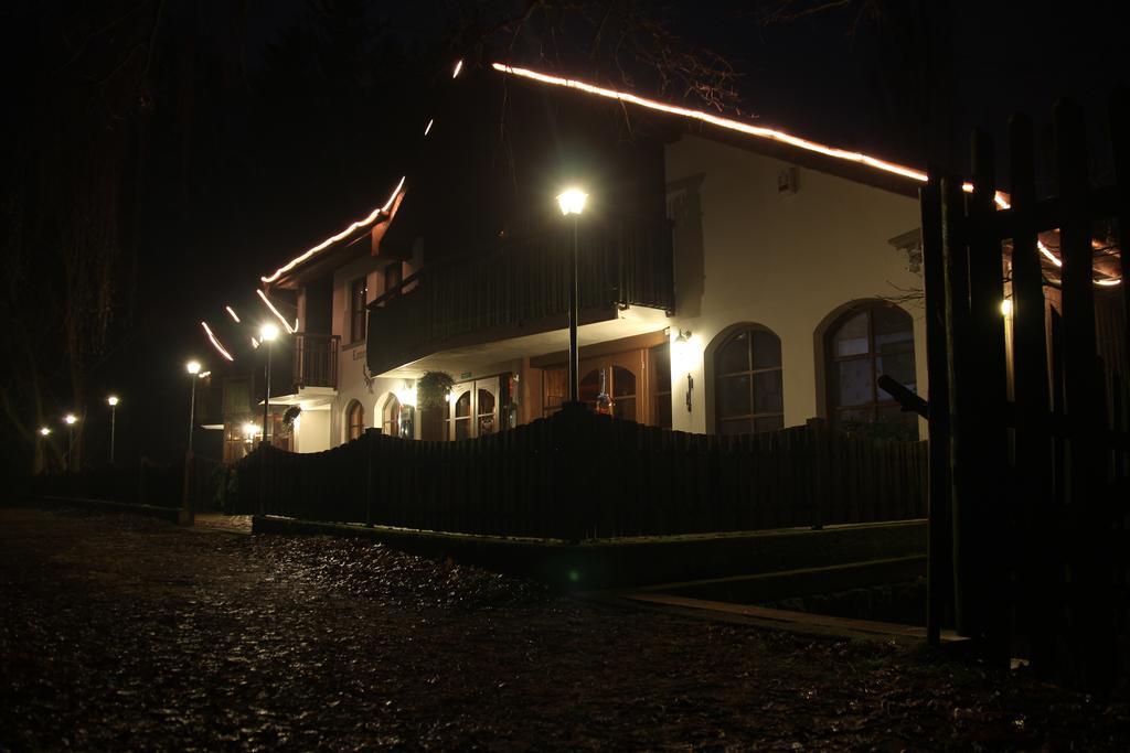 Loučeň Lovecky Hotel Jivak מראה חיצוני תמונה